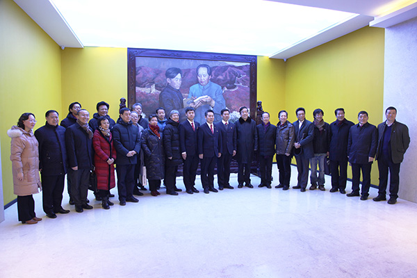 领导和书法家们参观“毛泽东号”机车展室