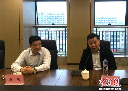 图为中华文化促进会主席王石(右)和扬州市副市长余珽(左)出席媒体见面会。 崔佳明 摄