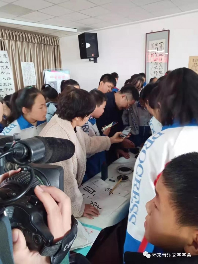 【一堂好课】“写好中国字，做好中国人”。张传忠教授解读汉字艺术讲座在怀来举行