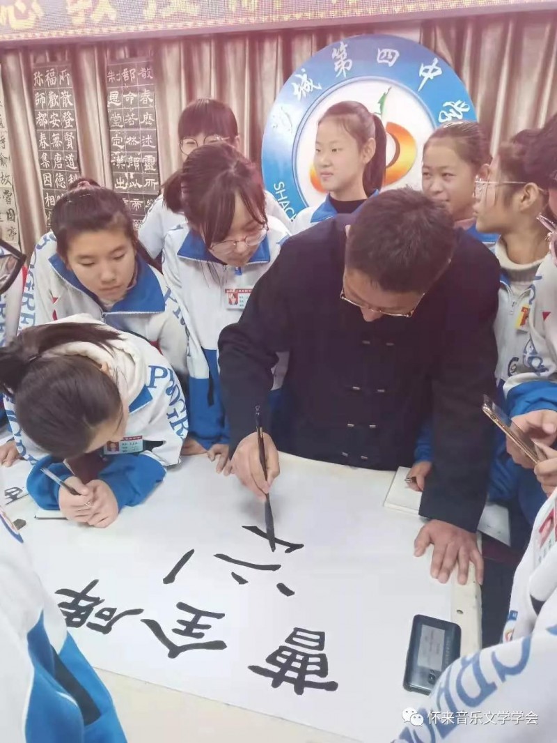 【一堂好课】“写好中国字，做好中国人”。张传忠教授解读汉字艺术讲座在怀来举行