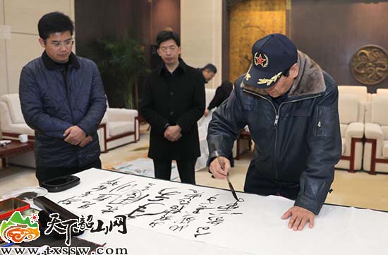 毛国林、刘业勇向韶山毛泽东同志纪念馆捐赠书法作品