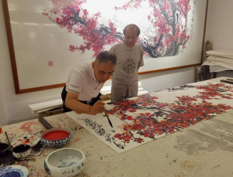 大 美 不 忍 堪 摘 ——以著名画家李林君的画梅艺术为例