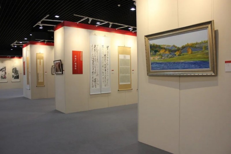 “喜迎二十大 奋进新征程——中央和国家机关书画摄影展”在国家民委民族文化宫开幕