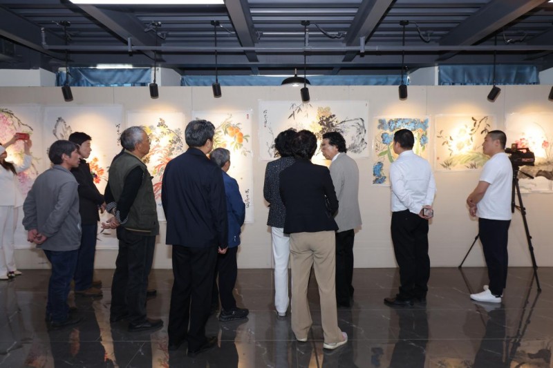 “向阳花开——卢宏斌中国画个展”在京启幕：传统与当代的对话