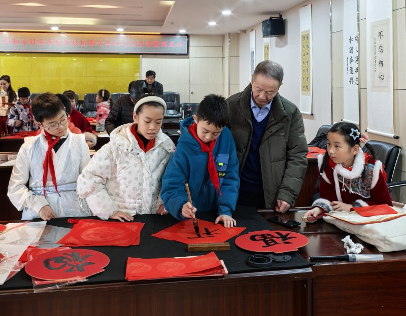永葆文化活力 振奋民族精神 ——爱国有我之：鲁战平，我为抗战胜利写一幅书法。