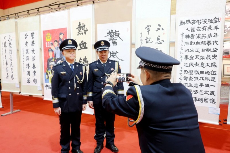 莫旗公安局开展“阳光下的守护”喜迎第六个中国人民警察节系列活动