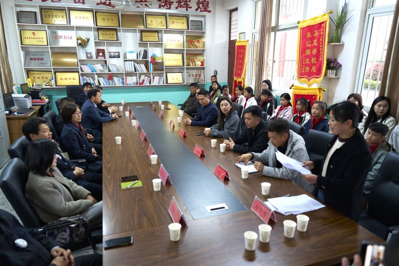 “诗润童心·墨香校园”诗词书法捐赠活动在河南虞城县小侯人民日报希望小学成功举行