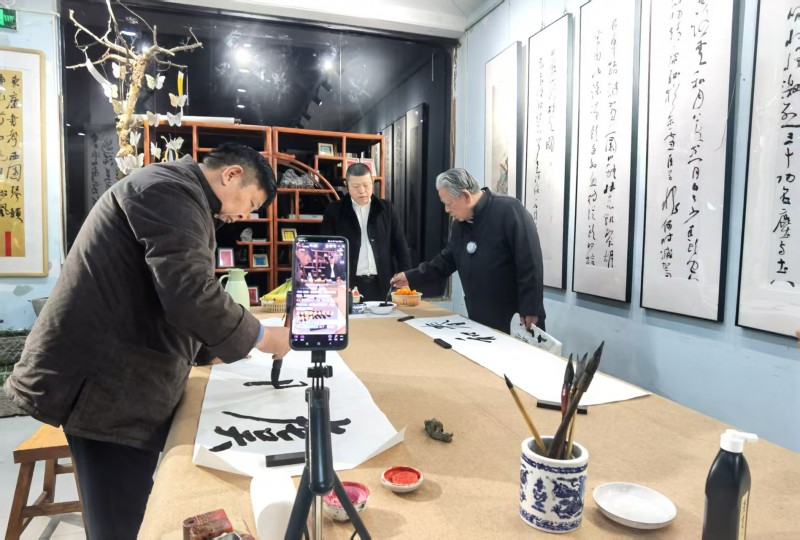 “诗润童心·墨香校园”诗词书法捐赠活动在河南虞城县小侯人民日报希望小学成功举行