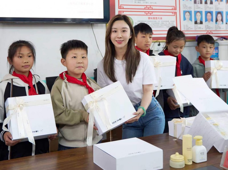 “诗润童心·墨香校园”诗词书法捐赠活动在河南虞城县小侯人民日报希望小学成功举行