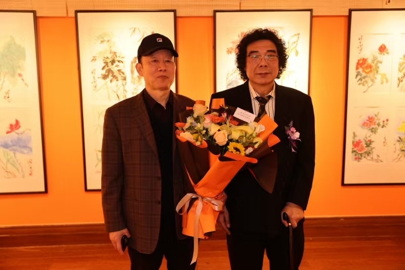 著名画家卢宏斌荷花力作《荷花和合盛世》被小侯人民日报希望小学收藏