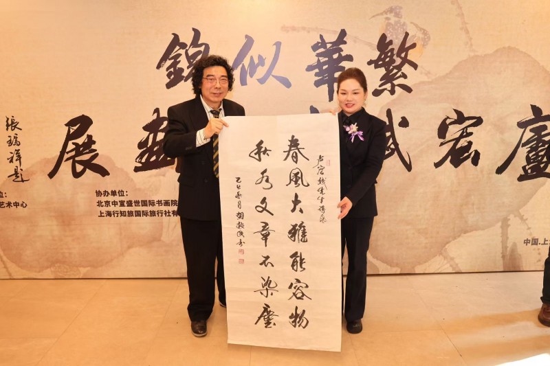 著名画家卢宏斌荷花力作《荷花和合盛世》被小侯人民日报希望小学收藏