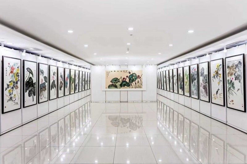 著名画家卢宏斌荷花力作《荷花和合盛世》被小侯人民日报希望小学收藏