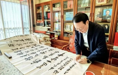 军旅书法家王成志将军应邀为河南虞城县小侯人民日报希望小学捐赠书法作品毛泽东《清平乐·会昌》