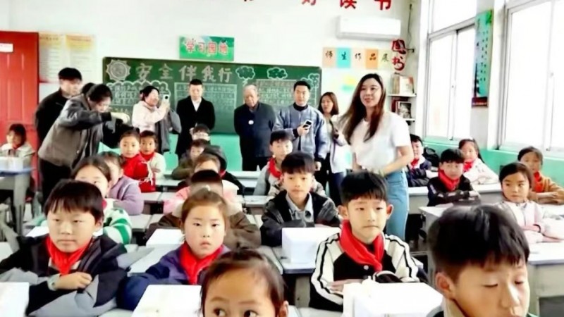 军旅书法家王成志将军应邀为河南虞城县小侯人民日报希望小学捐赠书法作品毛泽东《清平乐·会昌》